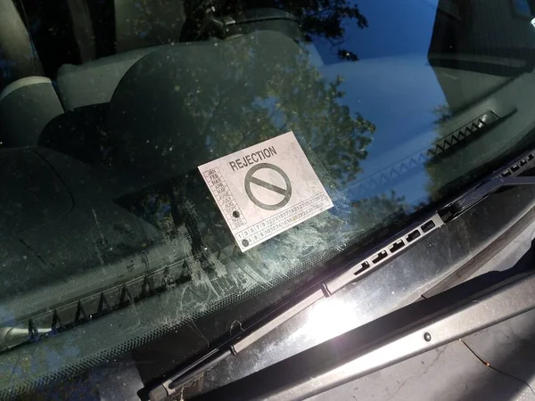 車のフロントガラスの安全検査拒否ステッカー — ストック写真