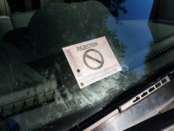 Arabanın Camına Güvenlik Denetimi Reddi Etiketi Yapıştırılmış — Stok fotoğraf