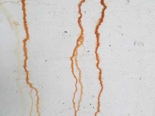 Graue Zementwand Mit Rotbraunem Rost Der Herabtropft — Stockfoto