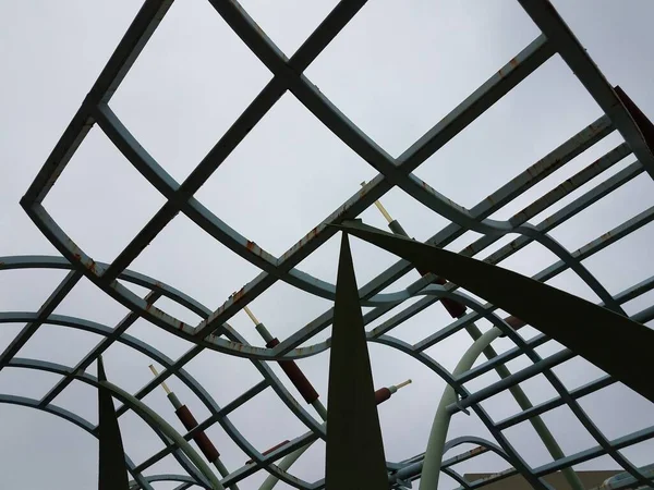 Structure Géométrique Métal Courbé Rouillé Nuages Dans Ciel — Photo