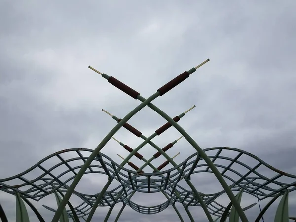 Structure Géométrique Métal Courbé Rouillé Nuages Dans Ciel — Photo