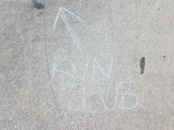 Run Club Chalk Arrow Asphalt Ground — Stock Photo, Image