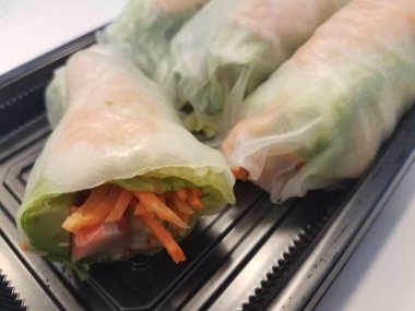 Pirinç kağıdı, havuç ve marullu sebze dürümleri.