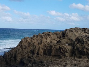 Sahilde ya da sahilde kayalık kıyılarda Isabela, Porto Riko 'da dalgalar