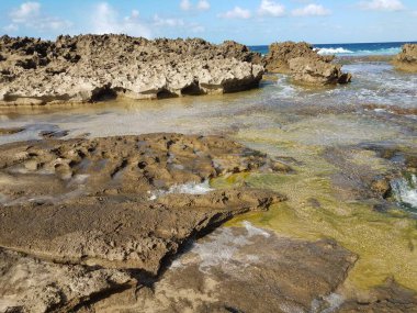 Sahilde ya da sahilde kayalık kıyılarda Isabela, Porto Riko 'da gelgitler var.