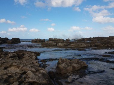 Sahilde ya da sahilde kayalık kıyılarda Isabela, Porto Riko 'da gelgitler var.