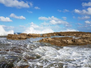 Sahilde ya da sahilde kayalık kıyılarda Isabela, Porto Riko 'da gelgitler var.
