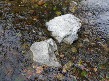 iki büyük gri kaya ya da bir su akıntısında kayalar