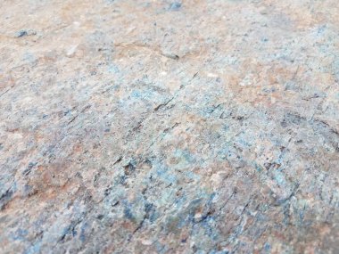 Pembe ve gri granit veya mermer kayalara yakın durun.