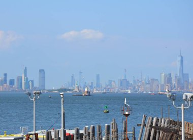 New York 'ta nehir suyu, özgürlük heykeli ve binalar