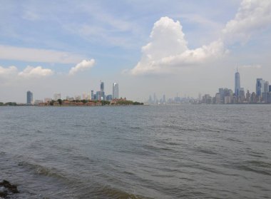 Nehir suyu ve yüksek New York şehir binaları veya gökdelenler