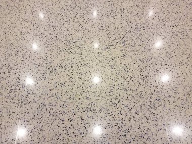 Parlak ışıkların yansımasıyla siyah beyaz zemin