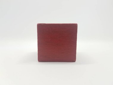 Beyaz arkaplanda kırmızı tahta bir küp veya kare