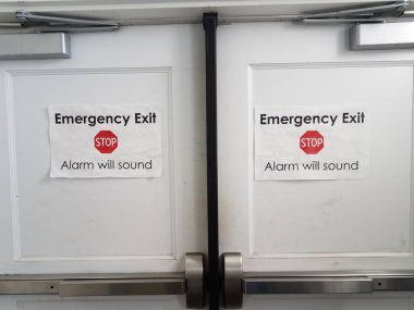 Beyaz kağıt dur acil çıkış alarmı beyaz kapıda ses işareti olacak