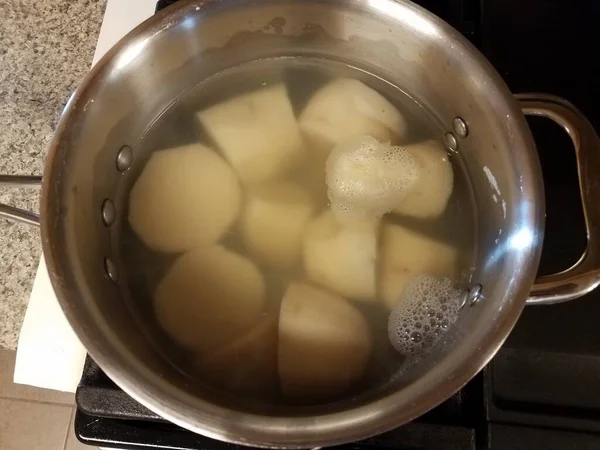 Légume Racine Portoricain Dans Pot Eau Sur Poêle — Photo