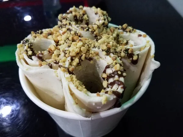 Helado Vainilla Enrollado Taza Con Nueces Jarabe — Foto de Stock