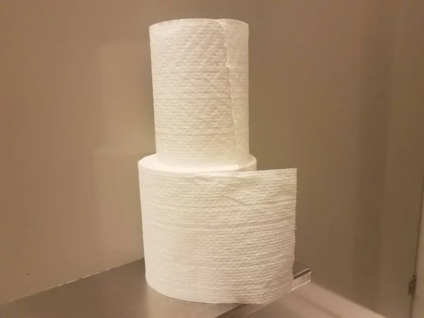 Rollos Papel Higiénico Blanco Pañuelos Estante Metálico Baño Baño — Foto de Stock