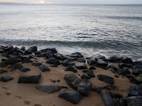 Rochas Areia Água Com Ondas Costa Costa Pegadas — Fotografia de Stock