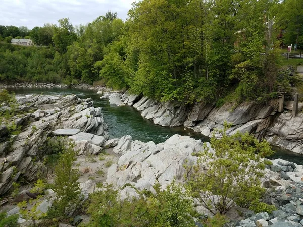 Rochas Irregulares Água Ribeiro Rio Com Árvores — Fotografia de Stock