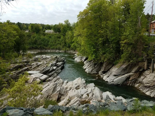 Rochas Irregulares Água Ribeiro Rio Com Árvores — Fotografia de Stock