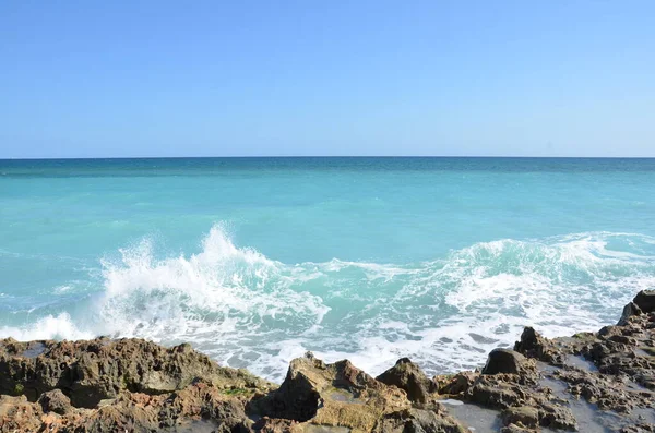 Felsen Und Wasser Und Wellen Strand Oder Der Küste — Stockfoto