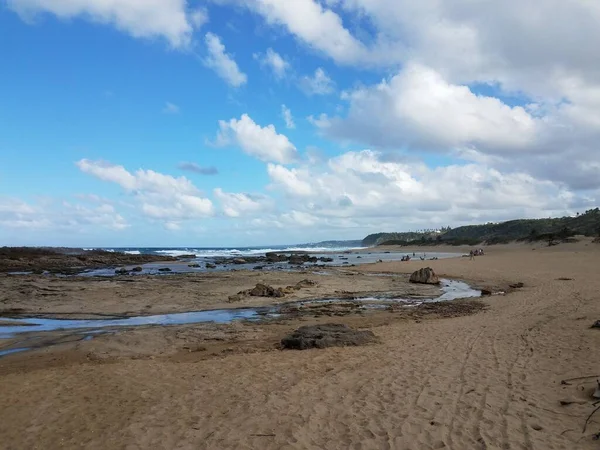 푸에르토리코 이사벨라에서 열리는 티데풀 해변이나 해안의 바위투성이 — 스톡 사진