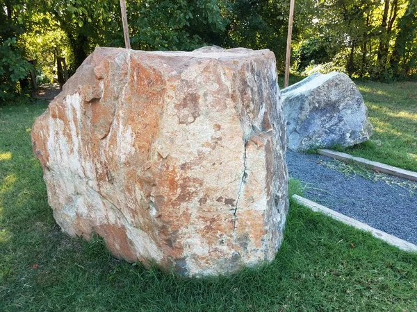 Große Rosa Und Graue Granitfelsen Oder Felsbrocken Und Gras — Stockfoto