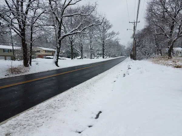 Estrada Rua Com Neve Branca Inverno Com Árvores — Fotografia de Stock