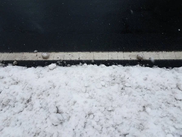 白い雪とアスファルトの道路や白い線の通り — ストック写真