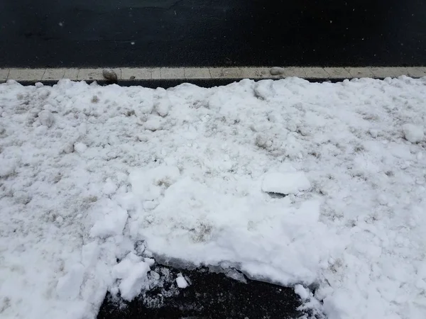 Λευκό Χιόνι Και Άσφαλτο Δρόμο Δρόμο Λευκή Γραμμή — Φωτογραφία Αρχείου