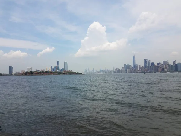 Flusswasser Und Wolkenkratzer New York Und Manhattan — Stockfoto