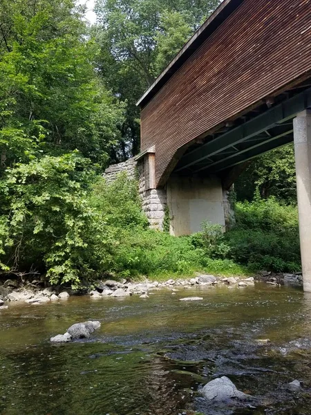 Pequeno Rio Pedras Debaixo Uma Ponte Coberta — Fotografia de Stock