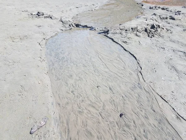 Pequeno Rio Riacho Água Que Flui Areia Molhada Praia — Fotografia de Stock