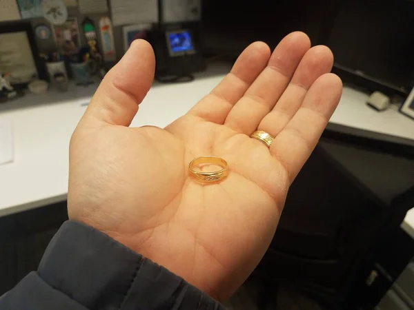 Palm Mannens Hand Med Guld Ring Hålla Guld Ring Med — Stockfoto