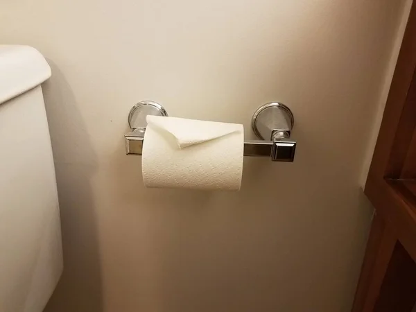 Рулон Туалетной Бумаги Металлическом Держателе Белой Стене — стоковое фото