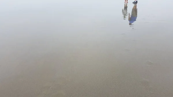 Reflejos Padre Hijo Caminando Pie Sobre Arena Mojada Playa Con — Foto de Stock