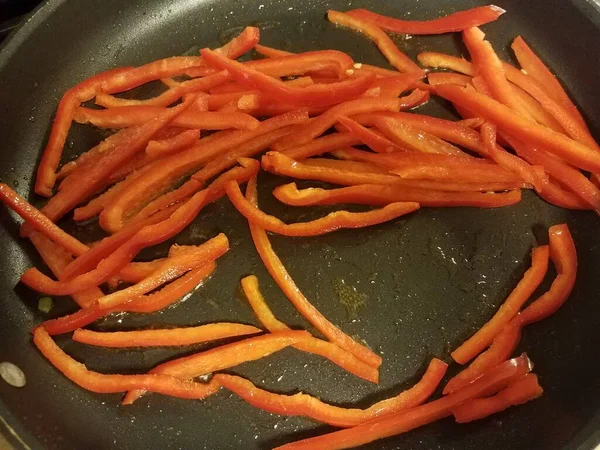 Нарізані Овочі Червоного Перцю Готуються Сковороді Олією — стокове фото