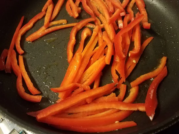 赤ピーマンのスライス野菜油でフライパンで調理 — ストック写真