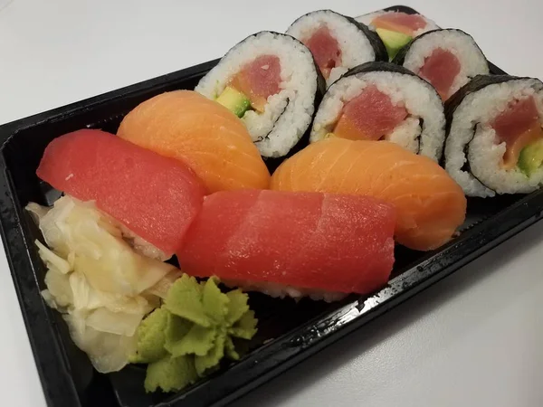 红色金枪鱼 橙色鲑鱼 米饭和海藻寿司卷 装在黑色塑料容器中 — 图库照片