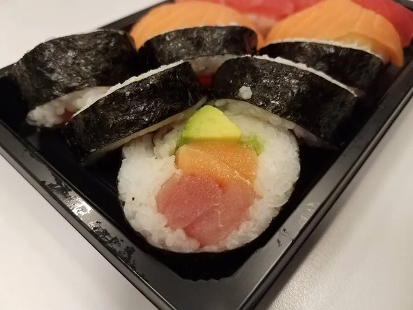 Atum Vermelho Salmão Laranja Rolos Sushi Arroz Algas Marinhas Recipiente — Fotografia de Stock