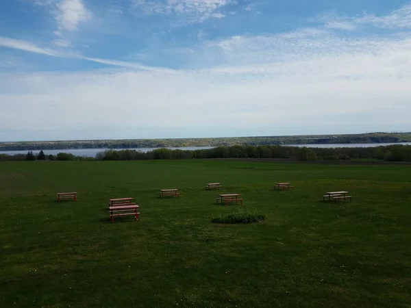 Red Picnic Tables Green Grass Field Lawn River Quebec Canada — Stock Photo, Image