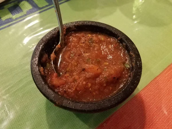 Rode Saus Salsa Met Lepel Kopje Tafel — Stockfoto