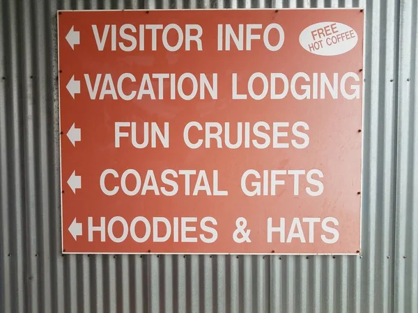 赤の訪問者情報 無料のホットコーヒー 休暇の宿泊施設 楽しいクルーズ 沿岸のギフトサイン — ストック写真