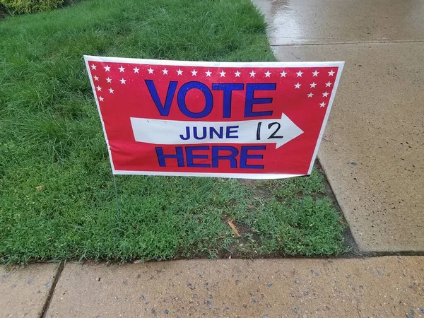 Red Vote Here June Sign Green Grass — Stock Photo, Image