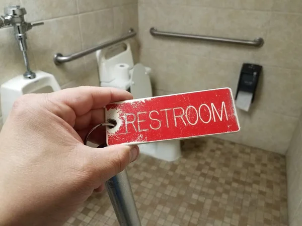 浴室内部的红色厕所钥匙和厕所 — 图库照片