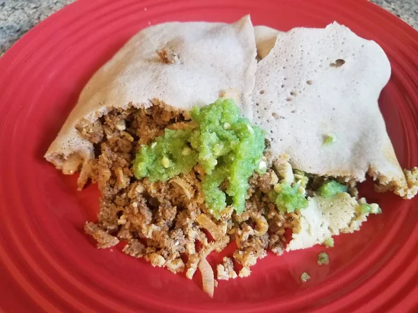 Comida Etíope Carne Bovina Pão Molho Pimenta Verde Picante Placa — Fotografia de Stock