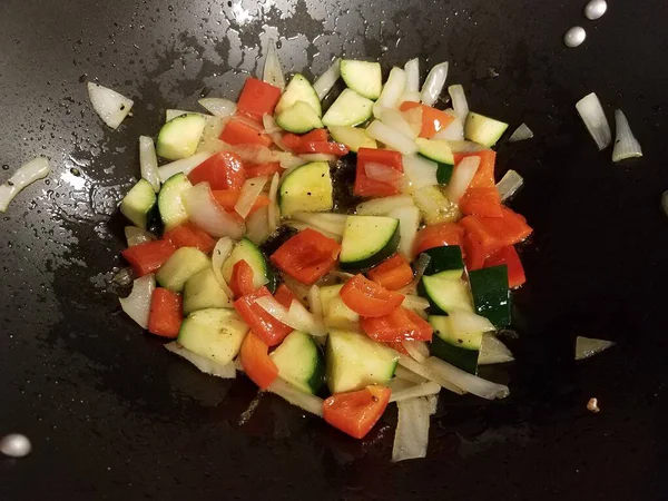 Röd Paprika Och Lök Och Zucchini Och Olja Matlagning Pan — Stockfoto