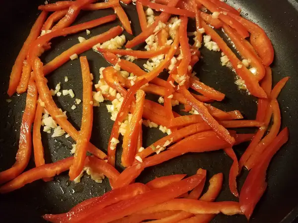 红辣椒和大蒜在平底锅或炉灶上烹调 — 图库照片