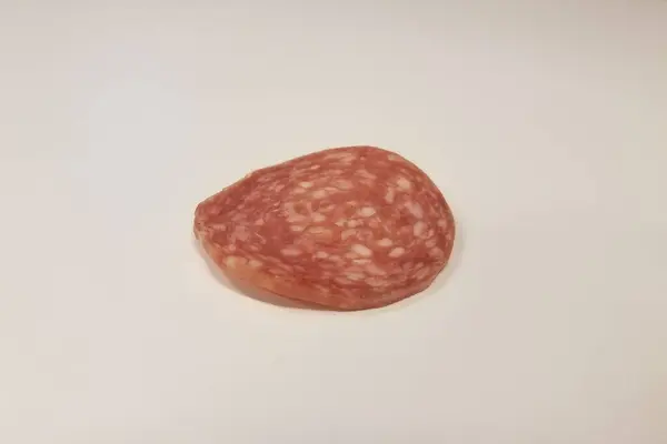 Röd Pepperoni Korv Kött Skiva Vit Yta — Stockfoto