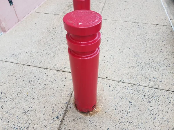 Rote Säulen Oder Masten Auf Grauem Zementbürgersteig — Stockfoto